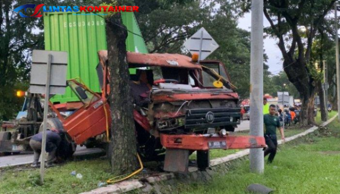 Kecelakaan Maut di Cilacap: Truk Janur Hantam Kontainer Beras, Dua Tewas Terjepit