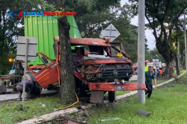 Kecelakaan Maut di Cilacap: Truk Janur Hantam Kontainer Beras, Dua Tewas Terjepit