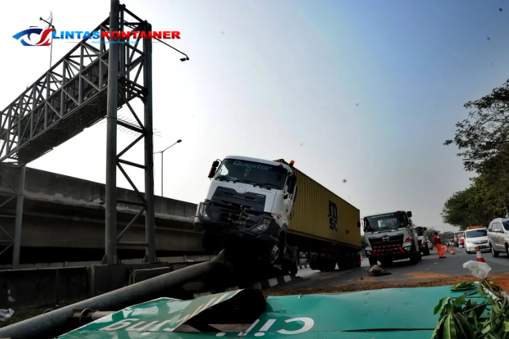 Kecelakaan Truk Kontainer di Jalan Tol Tanjung Priok: Sopir Mengantuk Jadi Penyebab