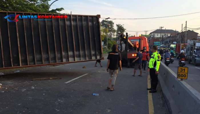 Truk Kontainer Tabrak Pagar Rumah di Jalan Pantura: Kronologi dan Langkah Penanganan