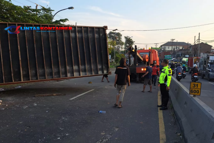 Truk Kontainer Tabrak Pagar Rumah di Jalan Pantura: Kronologi dan Langkah Penanganan