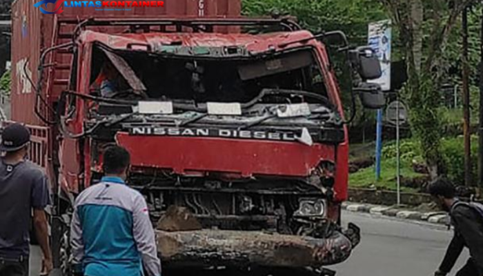 Mahasiswi Tewas Terpental Usai Tertabrak Truk Kontainer di Makassar