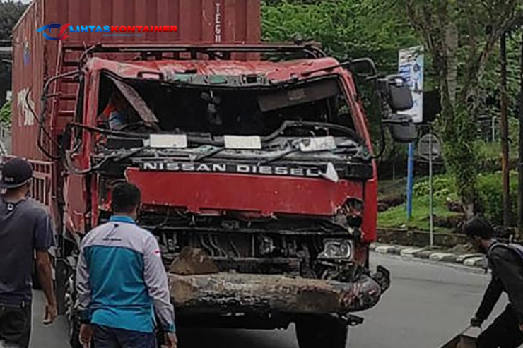 Mahasiswi Tewas Terpental Usai Tertabrak Truk Kontainer di Makassar