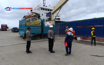 Bongkar Beras di Pelabuhan Semayang Dikawal Polisi Kaltim untuk Keamanan dan Kelancaran