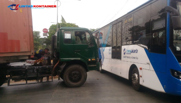 Jalan Daan Mogot Macet Imbas Truk Kontainer Mogok