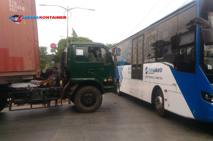 Jalan Daan Mogot Macet Imbas Truk Kontainer Mogok