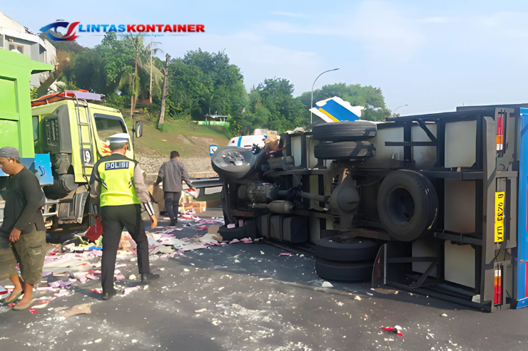 Kecelakaan Truk Kontainer di Tol JORR, Lalu Lintas Tersendat