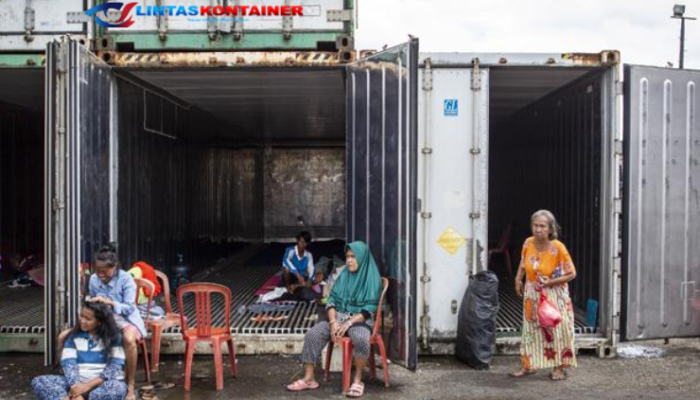 Warga Rorotan Mengungsi di Peti Kemas, Banjir Rendam Pemukiman Selama Dua Hari