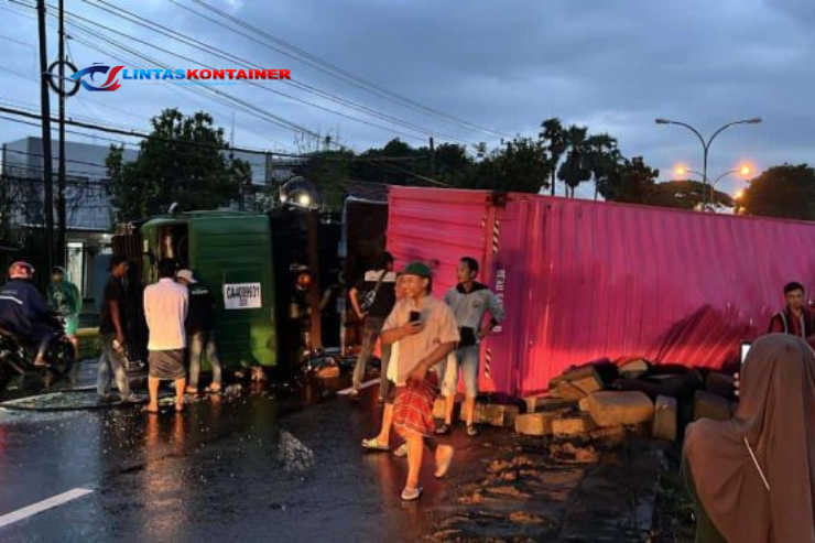 Truk Kontainer Bermuatan Tuna Terguling di Pandaan, Lalu Lintas Surabaya-Malang Lumpuh Total