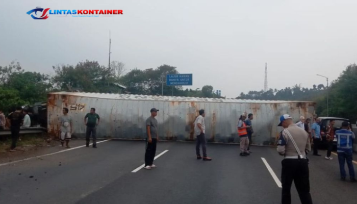 Peti Kemas Terlepas di Tol Cakung Arah Rorotan: Lalu Lintas Terganggu