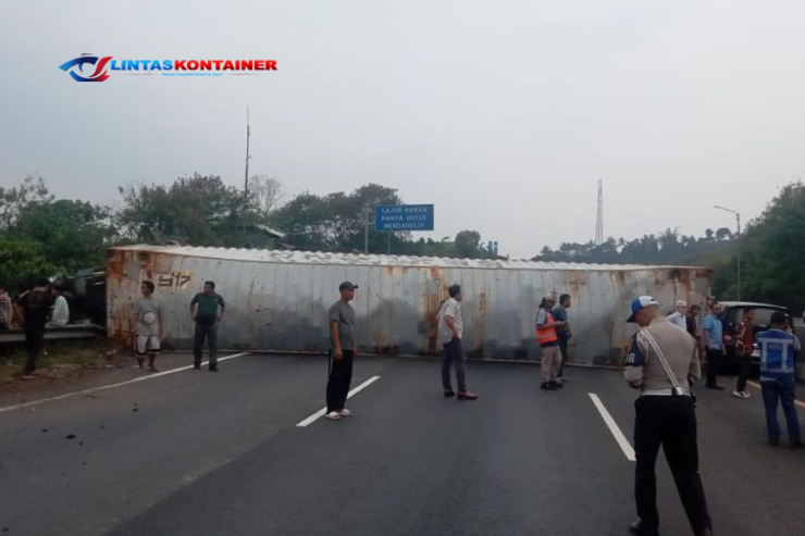 Peti Kemas Terlepas di Tol Cakung Arah Rorotan: Lalu Lintas Terganggu