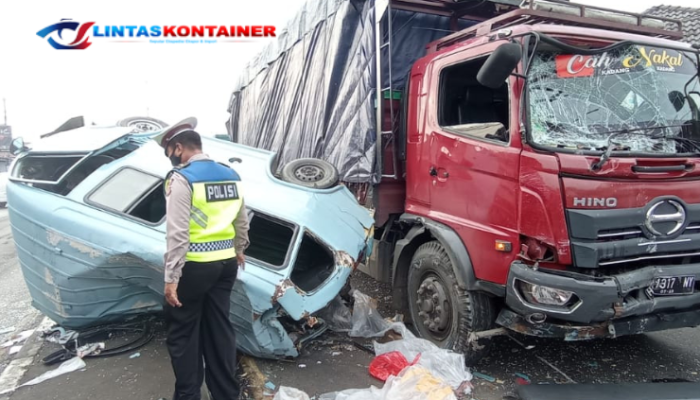 Truk Tronton Alami Rem Blong di Pantura Cirebon, Tabrak Sejumlah Kendaraan