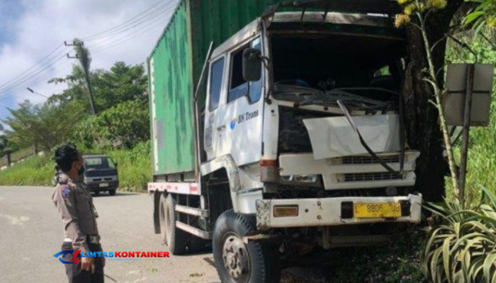 Truk Kontainer Tabrak Median Jalan dan Pohon, Diduga Rem Blong