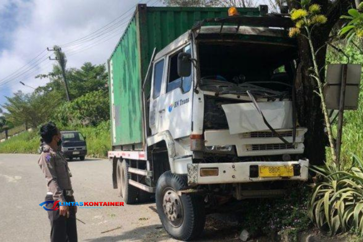 Truk Kontainer Tabrak Median Jalan dan Pohon, Diduga Rem Blong