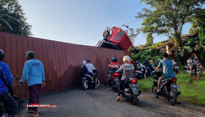 Kronologi Truk Kontainer Terguling Timpa Gudang di Mantingan Jepara