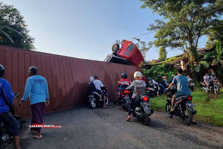 Kronologi Truk Kontainer Terguling Timpa Gudang di Mantingan Jepara