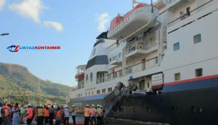 Kapal Pesiar Sandar di Pelabuhan Tanjung Wangi Bawa Ratusan Wisatawan