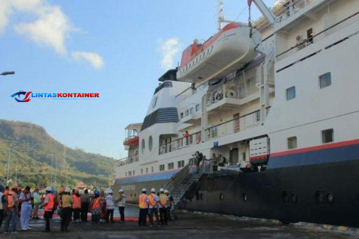 Kapal Pesiar Sandar di Pelabuhan Tanjung Wangi Bawa Ratusan Wisatawan