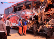 Kecelakaan Maut! Truk Tabrak Bus Rombongan Mahasiswa, 12 Orang Tewas