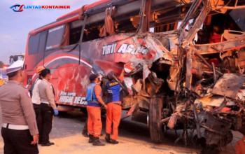 Kecelakaan Maut! Truk Tabrak Bus Rombongan Mahasiswa, 12 Orang Tewas