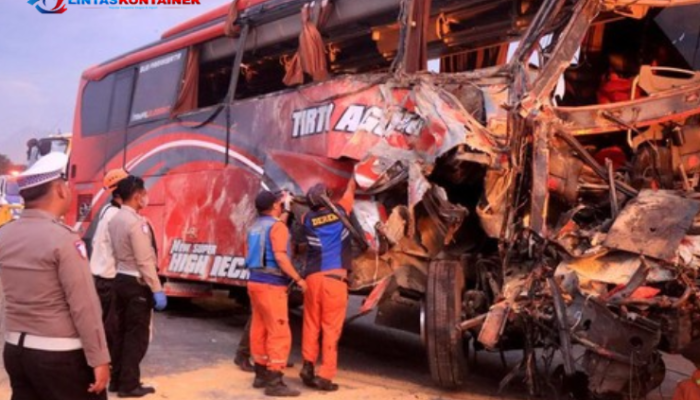 Kecelakaan Maut! Truk Tabrak Bus Rombongan Mahasiswa, 12 Orang Tewas