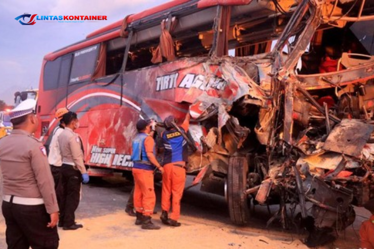 Kecelakaan Maut! Truk Tabrak Bus Rombongan Mahasiswa, 12 Orang Tewas