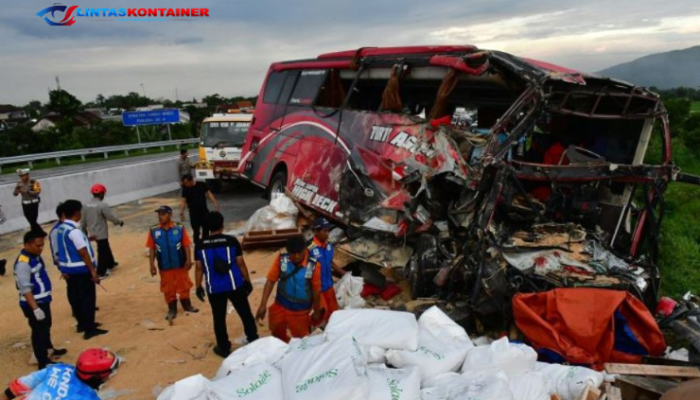 Kecelakaan Maut! Truk Tabrak Bus Rombongan Mahasiswa, 12 Orang Tewas