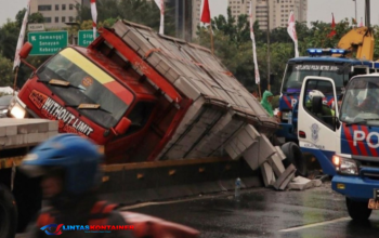 Truk Bermuatan Hebel Hantam Beton