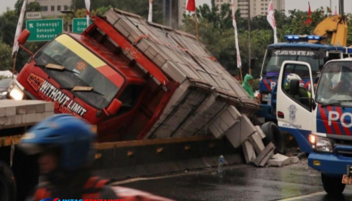 Truk Bermuatan Hebel Hantam Beton