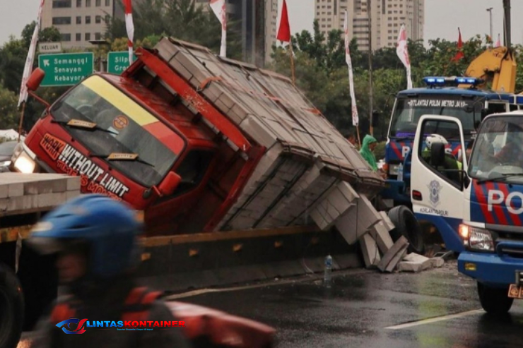 Truk Bermuatan Hebel Hantam Beton