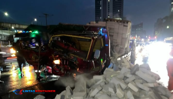 Truk Bermuatan Hebel Hantam Beton