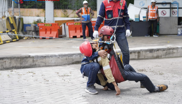 Pelindo Gelar Pelatihan Vertical Rescue untuk Tingkatkan Keselamatan Kerja