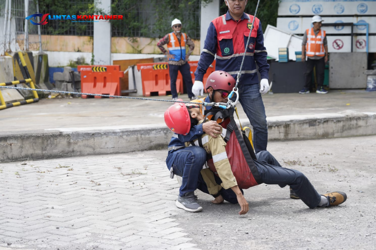 Pelindo Gelar Pelatihan Vertical Rescue untuk Tingkatkan Keselamatan Kerja