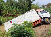 Truk Kontainer Masuk Sungai di Grobogan, Evakuasi Terkendala Medan Sulit