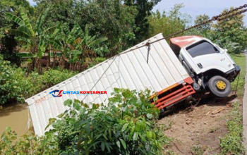 Truk Kontainer Masuk Sungai di Grobogan, Evakuasi Terkendala Medan Sulit