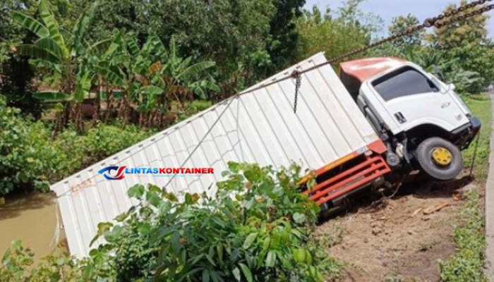 Truk Kontainer Masuk Sungai di Grobogan, Evakuasi Terkendala Medan Sulit