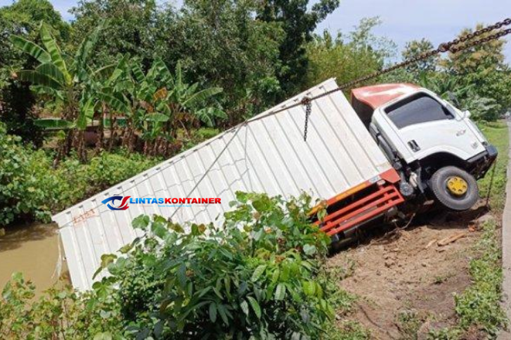 Truk Kontainer Masuk Sungai di Grobogan, Evakuasi Terkendala Medan Sulit