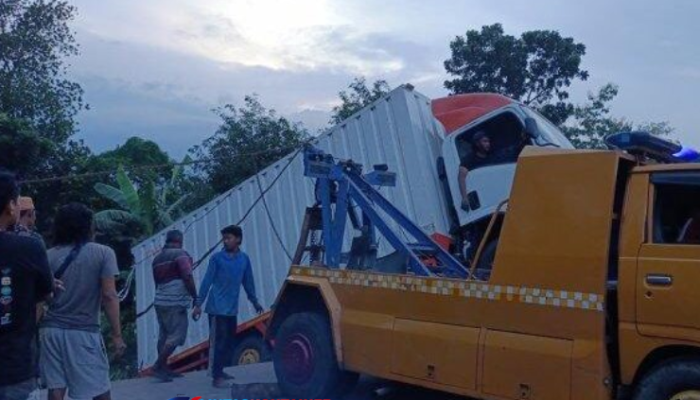 Truk Kontainer Masuk Sungai di Grobogan, Evakuasi Terkendala Medan Sulit