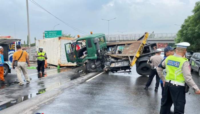 Lakalantas Truk Kontainer di Ruas Tol JORR Japek, Evakuasi Terkendala Medan Sulit