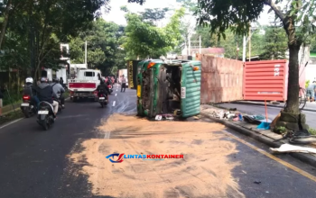 Truk Kontainer Bermuatan 18 Ton Terguling di Jalan Lingkar Salatiga, Lalu Lintas Macet