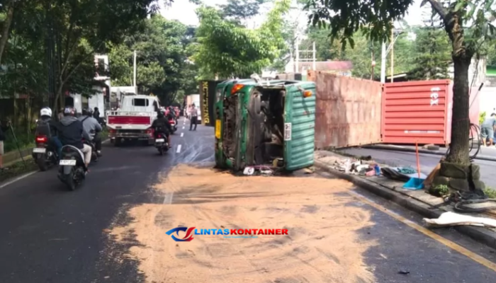 Truk Kontainer Bermuatan 18 Ton Terguling di Jalan Lingkar Salatiga, Lalu Lintas Macet