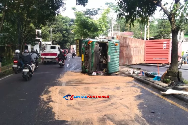 Truk Kontainer Bermuatan 18 Ton Terguling di Jalan Lingkar Salatiga, Lalu Lintas Macet