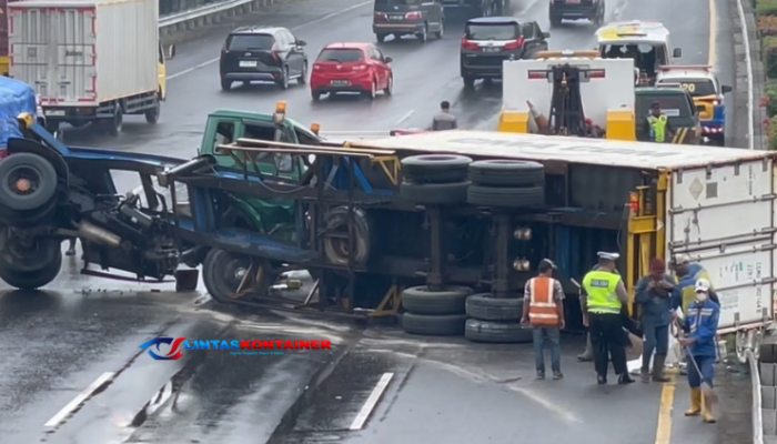 Lakalantas Truk Kontainer di Ruas Tol JORR Japek, Evakuasi Terkendala Medan Sulit