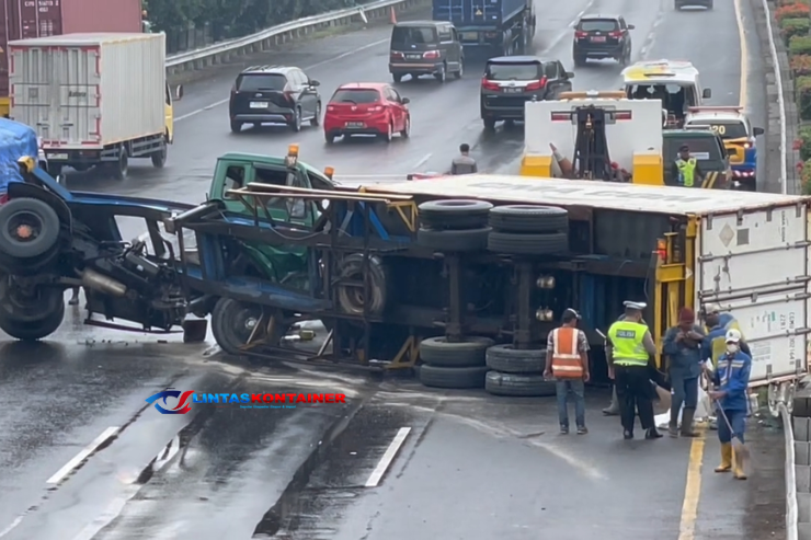 Lakalantas Truk Kontainer di Ruas Tol JORR Japek, Evakuasi Terkendala Medan Sulit