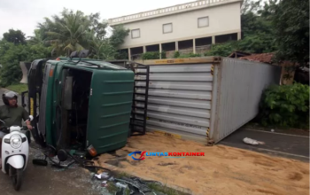 Truk Kontainer Terguling Timpa Gudang Mebel di Tahunan Jepara, Sopir Alami Luka