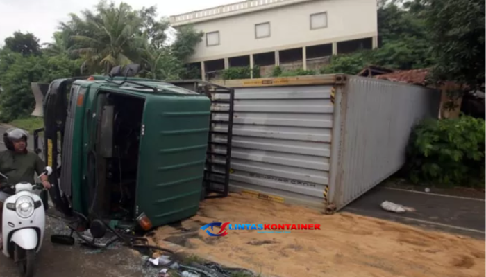 Truk Kontainer Terguling Timpa Gudang Mebel di Tahunan Jepara, Sopir Alami Luka