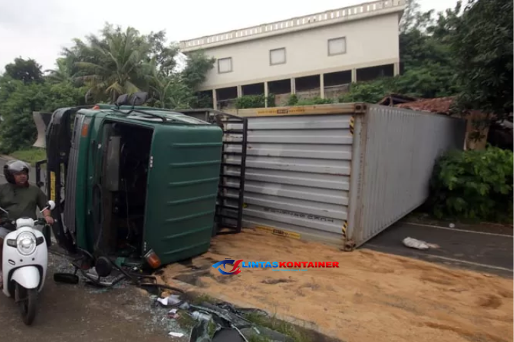 Truk Kontainer Terguling Timpa Gudang Mebel di Tahunan Jepara, Sopir Alami Luka