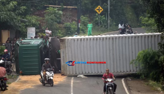 Truk Kontainer Terguling Timpa Gudang Mebel di Tahunan Jepara, Sopir Alami Luka