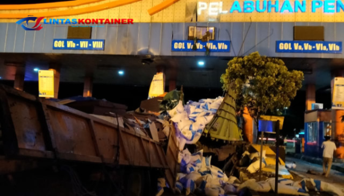 Rem Blong, Truk Bermuatan Tepung Terbalik di Pintu Masuk Loket Pelabuhan Bakauheni