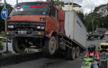 Truk Tronton Bermuatan Peti Kemas Gagal Menanjak, Mundur dan Hantam Rumah Warga